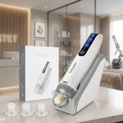 Equipo de microneedling BioPen profesional sobre mostrador de clínica estética con fondo difuminado